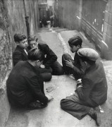 Willy RONIS 1910 - 2009 Marseille, 1938 - Sur les marches du jardin zoologique, Marseille, 1945 Une épreuve argentique d'époque et u..