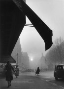 Willy RONIS 1910 - 2009 Carrefour Sèvres-Babylone - Paris, 1948 Épreuve argentique, signée à l'encre dans la marge inférieure à droi..