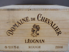 12 bouteilles DOMAINE DE CHEVALIER 2006 CC Pessac Léognan Caisse bois d'origine (léger abimée par l'humidité)