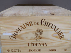 12 bouteilles DOMAINE DE CHEVALIER 2006 CC Pessac Léognan Caisse bois d'origine (léger abimée par l'humidité)