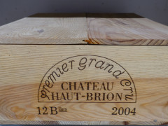 12 bouteilles CHÂTEAU HAUT BRION 2004 1er GC Pessac Léognan Caisse bois d'origine (abimée