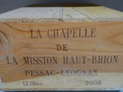 12 bouteilles LA CHAPELLE DE LA MISSION HAUT BRION 2005 Pessac Léognan Caisse bois d'origine