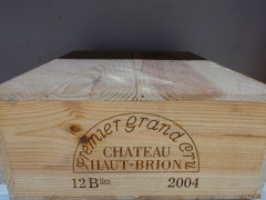 12 bouteilles CHÂTEAU HAUT BRION 2004 1er GC Pessac Léognan Caisse bois d'origine (abimée