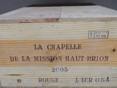 12 bouteilles LA CHAPELLE DE LA MISSION HAUT BRION 2005 Pessac Léognan Caisse bois d'origine