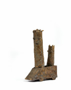 Siriki KY Né en 1953 - Burkina Faso Sans titre (Deux personnages en voiture) Bronze à patine verte et or