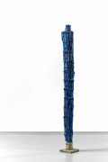 Dominique ZINKPÈ Né en 1969 - Bénin Sans titre (Totem bleu), 2001 Assemblage de personnages en bois sculptés et peints