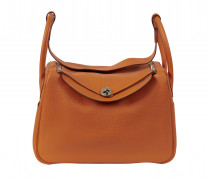 HERMÈS 2013  Sac LINDY 34 Taurillon Clémence orange Garniture métal argenté palladié Dimensions : 34 x 23 x 17 cm  L...