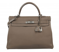 HERMÈS 2008  Sac KELLY Retourné 35 Veau Swift Étoupe Piqué sellier blanc Garniture métal argenté palladié Bandoulière...