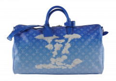 LOUIS VUITTON Automne-hiver 2020  Sac KEEPALL 50 Toile Monogram Clouds et cuir bleu Garnitures en métal argenté Anse ban...