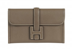 HERMÈS 2006  Pochette Mini JIGE Chèvre Étoupe Piqué sellier blanc Dimensions : 20 x 12,5 x 1,5 cm  Mini JIGE clutch...