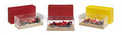 FERRARI, F2002, F2007, SF15-T  Trois maquettes à l'échelle 1/18ème, éditées par Ferrari - Sans réserve / No reserve