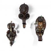 Daniel BAMIGBADE (Béninois - Né en 1982) Trois grands masques Assemblage de métal et petits objets métalliques de récupération