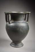 CRATÈRE À COLONNETTES EN TERRE CUITE VERNISSÉE NOIRE  Art grec, Grande Grèce, IVe-IIIe siècle av. J.-C.