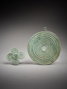 FIBULE ET ORNEMENT À SPIRALES EN BRONZE  Art étrusque, VIIIe siècle av. J.-C.