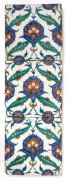 PANNEAU DE TROIS CARREAUX À DÉCOR DE FLEURS COMPOSITES ET FEUILLES SAZ  Iznik, Turquie ottomane, vers 1570-1580