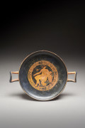 KYLIX À FIGURES ROUGES attribué au groupe FB Art grec, attique, vers 400 av. J.-C.