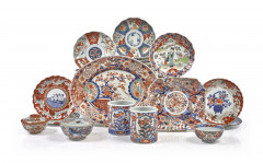 ENSEMBLE DE PORCELAINES IMARI CHINOIS, IMARI ET KUTANI, CHINE ET JAPON, XVIIIE ET XIXE SIECLE