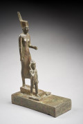 GROUPE REPRÉSENTANT NEITH ET SES ENFANTS EN BRONZE  Art égyptien, période saïte, XXVIe dynastie, 664-525 av. J.-C.