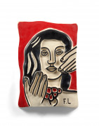 Fernand LEGER (d'après)  Visage aux deux mains (fond rouge) - circa 1950 Céramique à décor polychrome émaillée