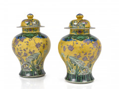 PAIRE DE VASES COUVERTS EN PORCELAINE POLYCHROME, CHINE, DÉBUT DU XXe SIÈCLE