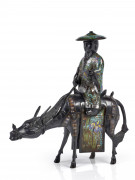 STATUE DE TOBA SUR SA MULE EN BRONZE ET ÉMAUX CHAMPLEVÉS, JAPON, PREMIÈRE MOITIÉ DU XXe SIÈCLE