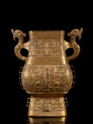 VASE HU EN BRONZE DORÉ, CHINE, XXe SIÈCLE