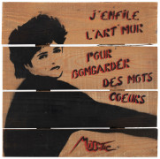 MISS.TIC (Française - 1956 - 2022) J'enfile l'art mur pour bombarder des mots cœurs - 1985 Pochoir et peinture aérosol sur bois