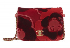 CHANEL Pre-fall 2017  Sac à rabat Velours rouge, rose et bordeaux figurant des camélias Cuir rose Anse chaîne entrelacée...