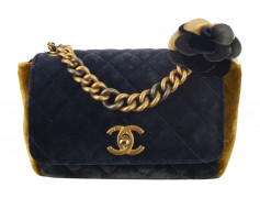 CHANEL  Petit sac à rabat Velours matelassé marine, moutarde et gris Anse chaîne entrelacée de cuir marine Garniture métal...