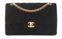 CHANEL  Sac TIMELESS Jersey matelassé noir Garniture métal doré Dimensions : 23,5 x 14 x 7 cm  TIMELESS bag Black qu...