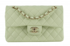 CHANEL Sac TIMELESS Cuir matelassé vert amande Anse chaîne entrelacée de cuir Garniture métal doré Dimensions : 23 x 14,5...