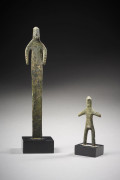 DEUX FIGURINES ANTHROPOMORPHES EN BRONZE  Art ombrien, Ve-IVe siècle av. J.-C.