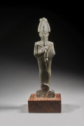 STATUETTE D'OSIRIS EN SCHISTE VERT  Art égyptien, période saïte, XXVIe dynastie, 664-525 av. J.-C.