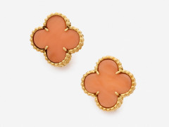 VAN CLEEF & ARPELS  Paire de clips d'oreilles "Alhambra"