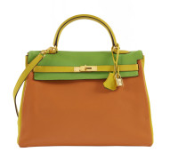 HERMÈS 2003  Sac KELLY Retourné 35 Cuir grainé orange, vert et jaune Garniture métal plaqué or Bandoulière  KELLY Re...