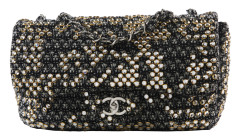 CHANEL  Sac TIMELESS Tweed noir et blanc réhaussé de gros strass Garniture métal argenté Dimensions : 29 x 17 x 8 cm  ...