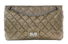 CHANEL  Sac 2.55 Cuir matelassé doré Garniture métal argenté Dimensions : 28 x 17 x 7 cm  2.55 bag Gold quilted leat...