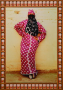 Hassan HAJJAJ Né en 1961 Karima Stylin, 2000 C-Print, cadre en bois et boîtes de conserves