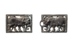 PAIRE DE PLAQUES AUX BUFFLES EN BRONZE  Art des steppes, culture de l'Ordos, IVe-IIe siècle av. J.-C.