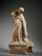 DANSEUSE EN TERRE CUITE  Art grec, Béotie, IVe siècle av. J.-C.