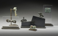 ENSEMBLE DE SIX BOUCLES ET PLAQUES EN BRONZE  Art des steppes, culture de l'Ordos, IVe-IIe siècle av. J.-C.