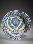 PLAT À LA FLEUR COMPOSITE  Iznik, Turquie ottomane, vers 1570-80