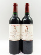 2 bouteilles CHÂTEAU LATOUR 1985 1er GC Pauillac (étiquettes très léger tachées, fanées