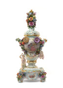 VASE POT-POURRI COUVERT ET BASE CARRÉE EN PORCELAINE DE MEISSEN DE LA FIN DU XIXe SIÈCLE