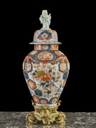 POTICHE COUVERTE EN PORCELAINE IMARI, JAPON, XIX SIÈCLE