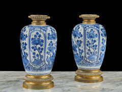 PAIRE DE VASES EN FAÏENCE DE DELFT DU XVIIIe SIÈCLE