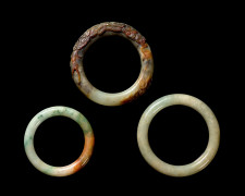 TROIS BRACELETS EN JADE ET JADÉITE, Chine, fin de la dynastie Qing (1644-1911)