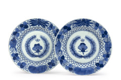 PAIRE DE GRANDS PLATS EN PORCELAINE BLEU BLANC, Chine, dynastie Qing, époque Kangxi (1662-1722)