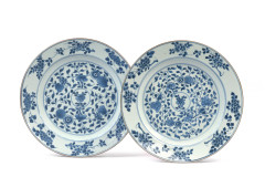 PAIRE DE PLATS EN PORCELAINE BLEU BLANC, Chine, dynastie Qing, XVIIIe siècle