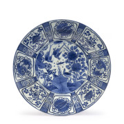 IMPORTANT PLAT CREUX EN PORCELAINE ARITA, Japon, époque Edo, XVIIe siècle